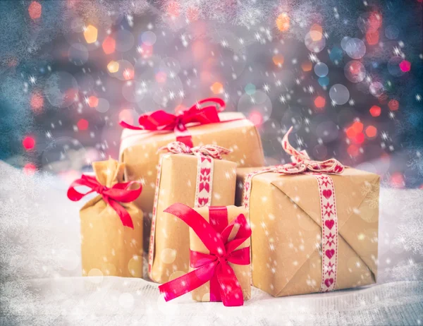 Pakety Dárky Vánoční pozadí barevných světel dar sníh s — Stock fotografie