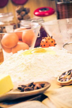 Zencefilli kurabiye hamur malzemeleri tarifi ki buzlu Noel hazırlanıyor