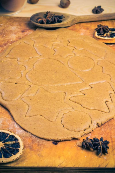 Boże Narodzenie szkliwione ciasto herbatniki kształty nadrukiem kuchnia tabeli wi — Zdjęcie stockowe