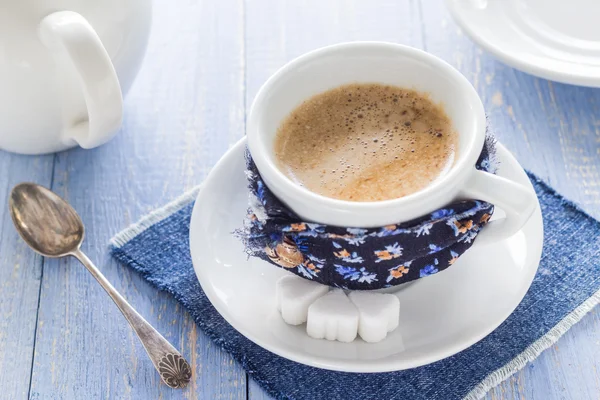 Tazza di caffè nero bordo di legno marrone bianco brocca latte — Foto Stock