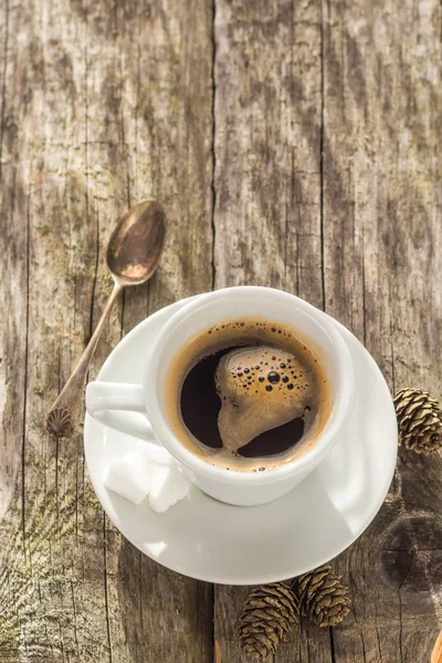 Tazza di caffè nero bordo di legno marrone bianco — Foto Stock