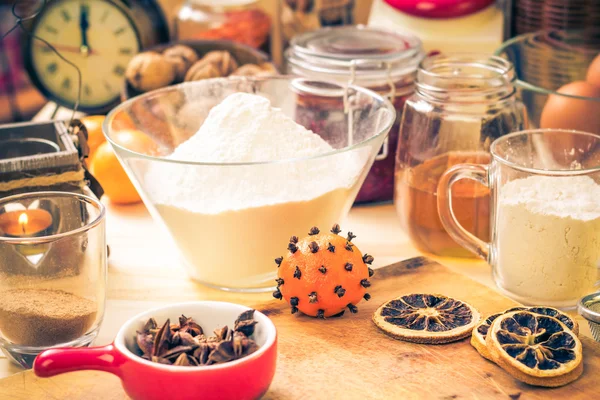 Ingredientes preparação gelada pão de gengibre mesa de cozinha de Natal — Fotografia de Stock