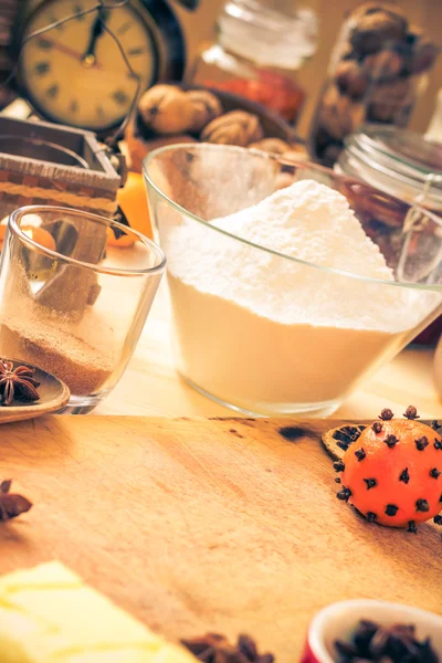 Ingredientes preparação gelada pão de gengibre mesa de cozinha de Natal — Fotografia de Stock