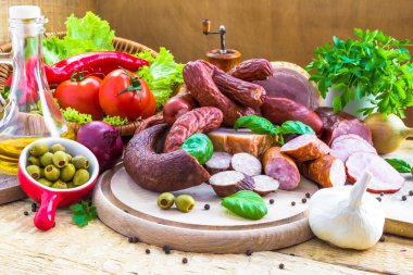 işlenen çeşitli et ürünleri sebzeler