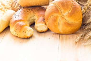 çeşitli pastane ürünleri ahşap arka plan