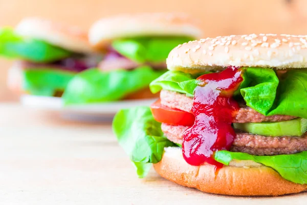 Appetizing big cheeseburger fresh lettuce cucumber — Stock Photo, Image