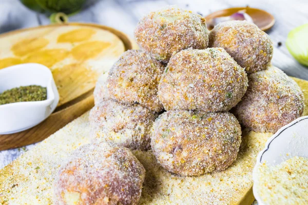 Primeros planos bolas de carne carne molida pan rallado —  Fotos de Stock