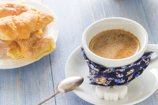 Coffee cup black wooden board brown white milk croissants — Stock Photo, Image