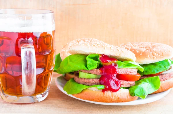 Leckeres Rindfleisch Hamburger Becher Bier — Stockfoto