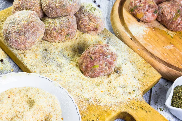 Raw meat balls minced beef rolled breadcrumbs — Stock Photo, Image