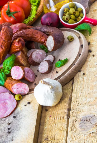 Varietate produse din carne placi de tăiere din lemn — Fotografie, imagine de stoc