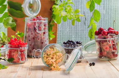 beyaz siyah kırmızı kuş üzümü bektaşi kiraz kavanoz hazırlıkları