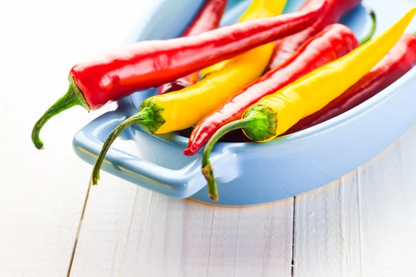 Hintergrund bunte Paprika blaue Schüssel — Stockfoto