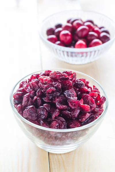Cranberries tigela de vidro de madeira berry — Fotografia de Stock