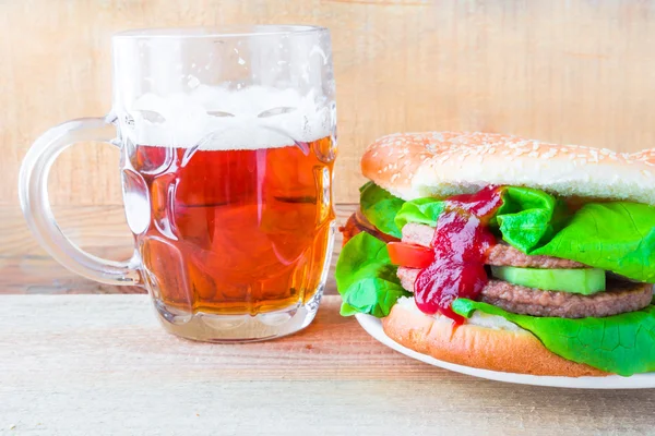 Вкусное пиво из говяжьего гамбургера — стоковое фото