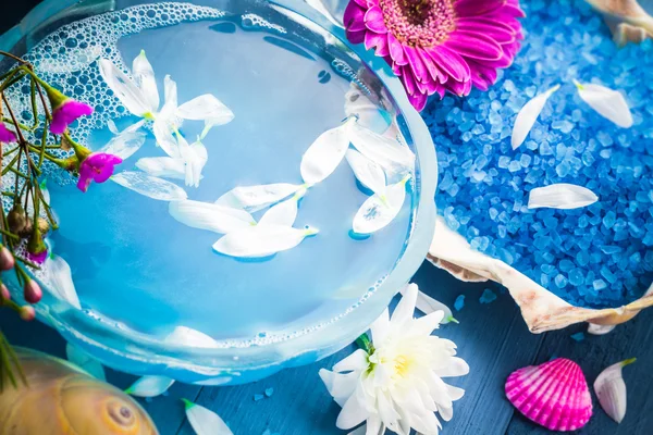 Wellness-Zusammensetzung Wasser Badesalzschalen Blumen — Stockfoto