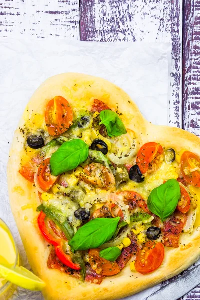 Gustosa pizza formaggio olive di carne — Foto Stock