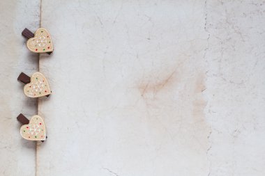 Sevgililer küçük kırmızı kalpler eski kağıt arka plan