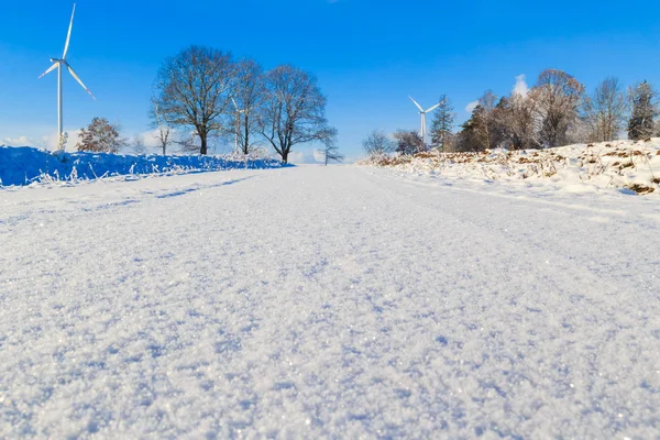 冬季景观道路冰雪覆盖领域风车 — 图库照片