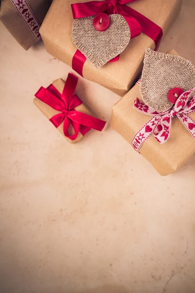 Valentinstag Geschenke von Hand genäht Herzen altes Papier — Stockfoto