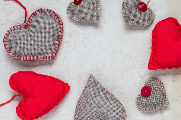 Valentinstag Hintergrund handgemachte rote Herzen altes Papier — Stockfoto