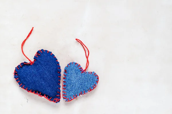 Valentinstag Hintergrund handgemachte Herzen altes Papier — Stockfoto