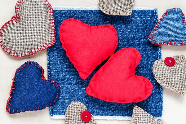 Valentinstag Hintergrund handgemachte Herzen altes Papier — Stockfoto