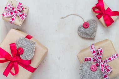 Sevgililer günü hediyeleri dikili kalpler eski kağıt el