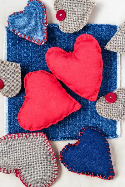 Sevgililer el yapımı kalpler eski kağıt arka plan — Stok fotoğraf