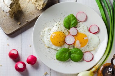 Kızarmış yumurta kalpler Sevgililer çanak şekli