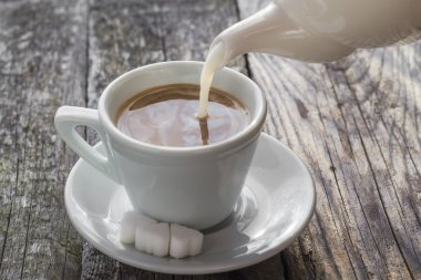 sürahi fincan siyah kahve süt dökme