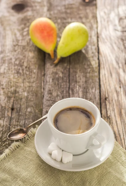 Café taza negro madera tablero marrón peras blanco — Foto de Stock