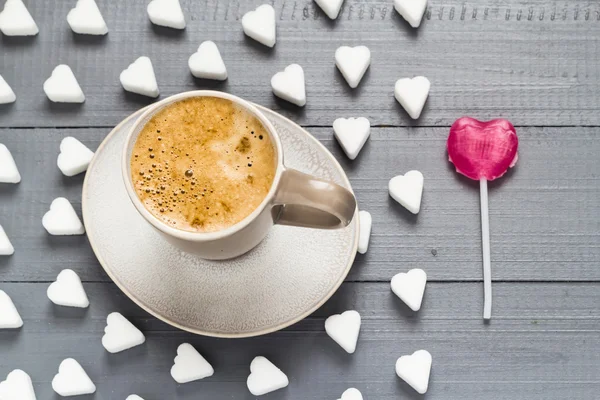 Xícara de café doces coração em forma de cubos de açúcar pirulito — Fotografia de Stock