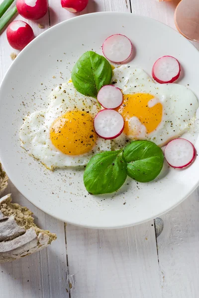 Spiegeleier formen Herzen valentines Gericht — Stockfoto