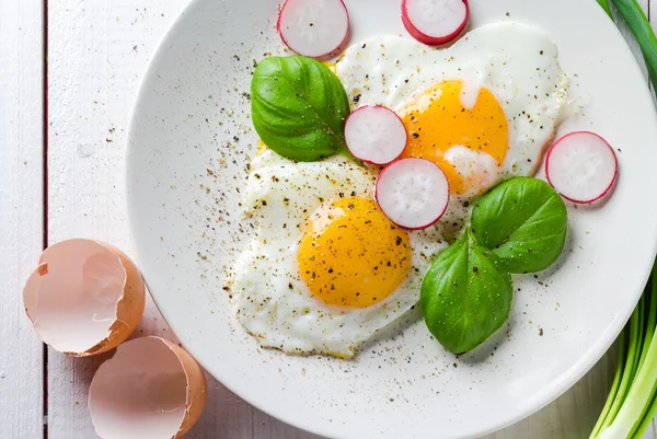 Uova fritte a forma di cuore San Valentino piatto — Foto Stock