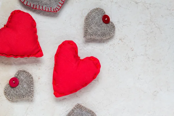 Valentinstag Hintergrund handgemachte rote Herzen altes Papier — Stockfoto