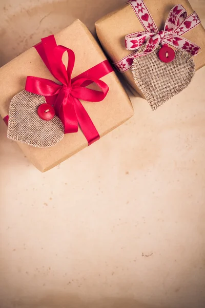 Sevgililer günü hediyeleri dikili kalpler eski kağıt el — Stok fotoğraf
