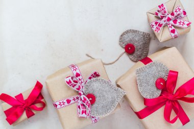 Sevgililer günü hediyeleri dikili kalpler eski kağıt el