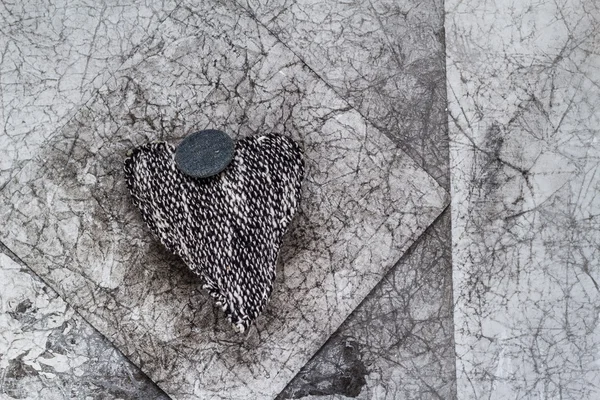 San Valentino sfondo grigio cuore vecchio piegato carta — Foto Stock
