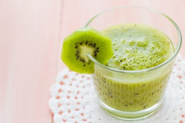 Sağlıklı bir diyet meyve suyu kivi ahşap masa