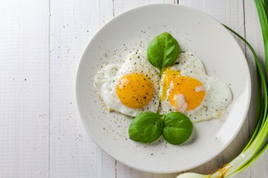 Kızarmış yumurta kalpler Sevgililer çanak şekli