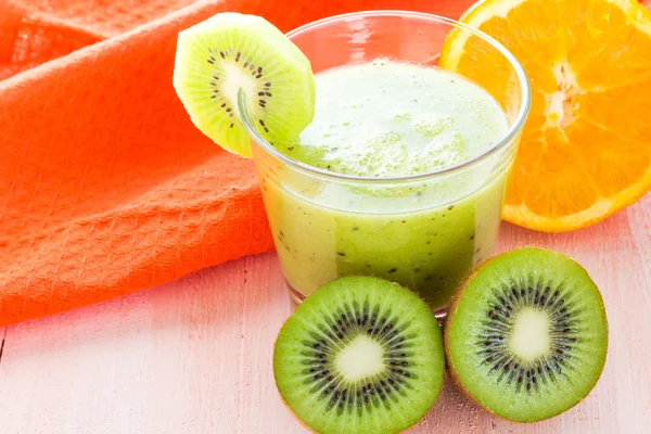 Healthy diet fruit juice kiwi orange wooden table — Stock Photo, Image