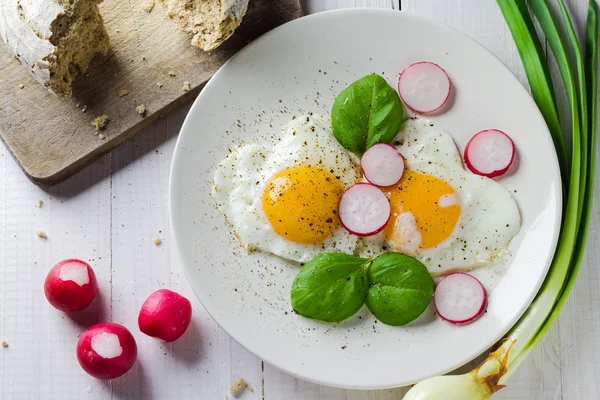 Huevos fritos forma corazones plato de San Valentín — Foto de Stock