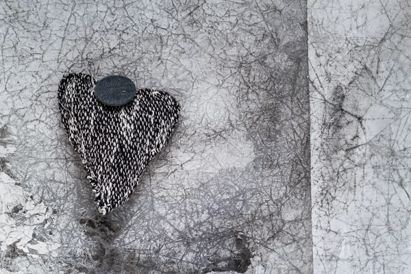 Valentines Hintergrund graues Herz altes geknittertes Papier — Stockfoto