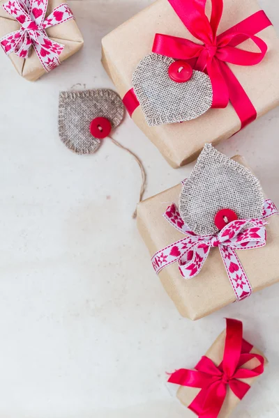 San Valentín regalos cosidos a mano corazones papel viejo — Foto de Stock
