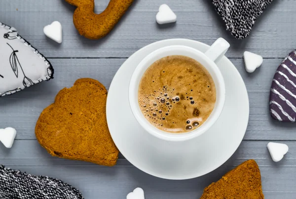 San Valentín taza de café tablas de azúcar cubos tortas corazón — Foto de Stock