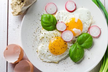 Kızarmış yumurta kalpler Sevgililer çanak şekli