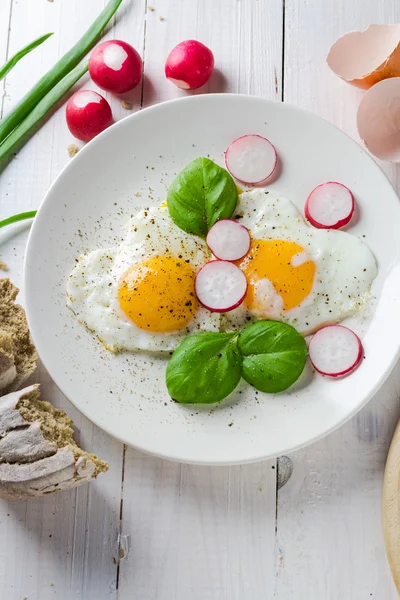 Spiegeleier formen Herzen valentines Gericht — Stockfoto