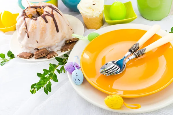 Easter table arrangement eggs sweets — Stock Photo, Image