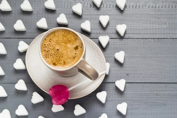 Tasse bonbons de café en forme de coeur sucettes cubes de sucre — Photo